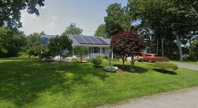 12 Holiday Dr in Fairhaven, MA - Building Photo - Building Photo