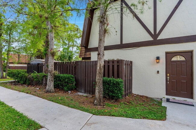 111 Weybridge Cir in Royal Palm Beach, FL - Building Photo - Building Photo