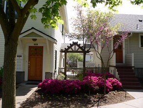 350 NW Polk Ave, Unit Garage Mahal in Corvallis, OR - Building Photo - Building Photo