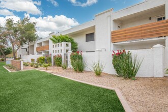 U @ 19th Apartments in Phoenix, AZ - Foto de edificio - Building Photo