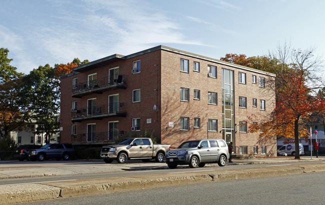 700 Cummins Hwy in Mattapan, MA - Foto de edificio - Building Photo