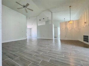 2405 Queenswood Cir in Kissimmee, FL - Building Photo - Building Photo