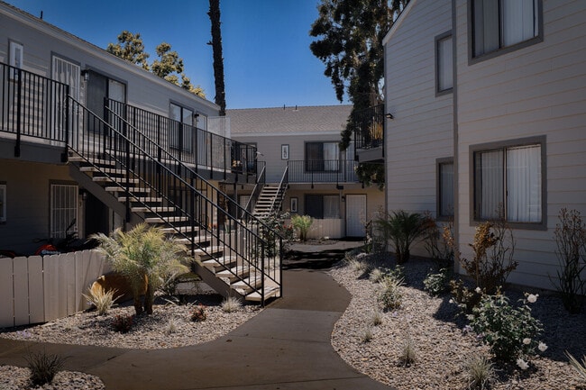 Parkway Village in Escondido, CA - Building Photo - Building Photo