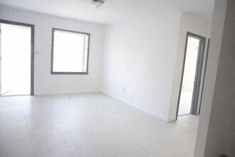 1056 NE 34th Ct in Oakland Park, FL - Building Photo - Building Photo