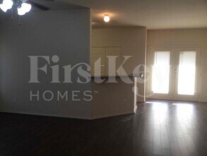 611 Hilton Dr in Lancaster, TX - Foto de edificio - Building Photo