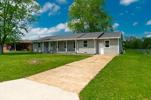 1304 Aston St in Athens, AL - Building Photo