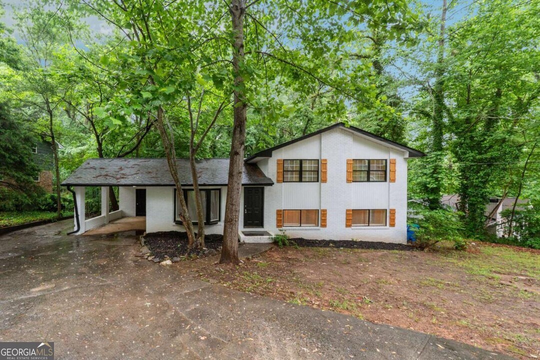 5786 Deerfield Trail in College Park, GA - Building Photo