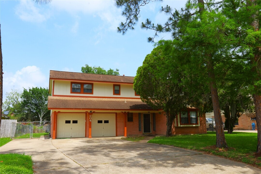 204 Banyan Dr in Lake Jackson, TX - Building Photo