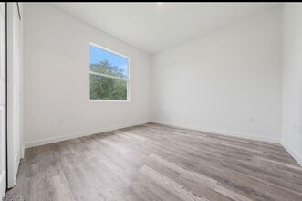 1027 Meadow Rd in Lehigh Acres, FL - Foto de edificio - Building Photo