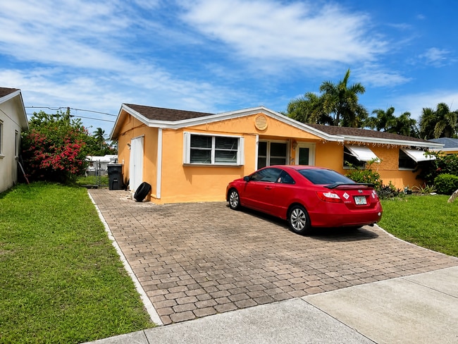 3745 Atlantic Rd in Palm Beach Gardens, FL - Foto de edificio - Building Photo