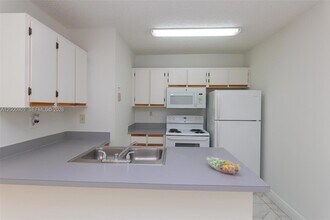 18304 NW 68th Ave, Unit L in Hialeah, FL - Building Photo - Building Photo