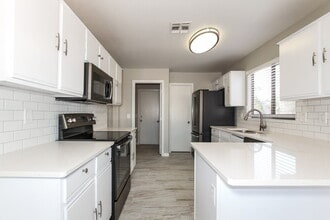 7574 W Denton Ln in Glendale, AZ - Building Photo - Building Photo