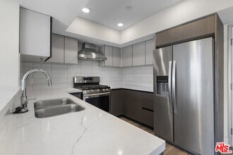 5030 Rosewood Ave in Los Angeles, CA - Foto de edificio - Building Photo