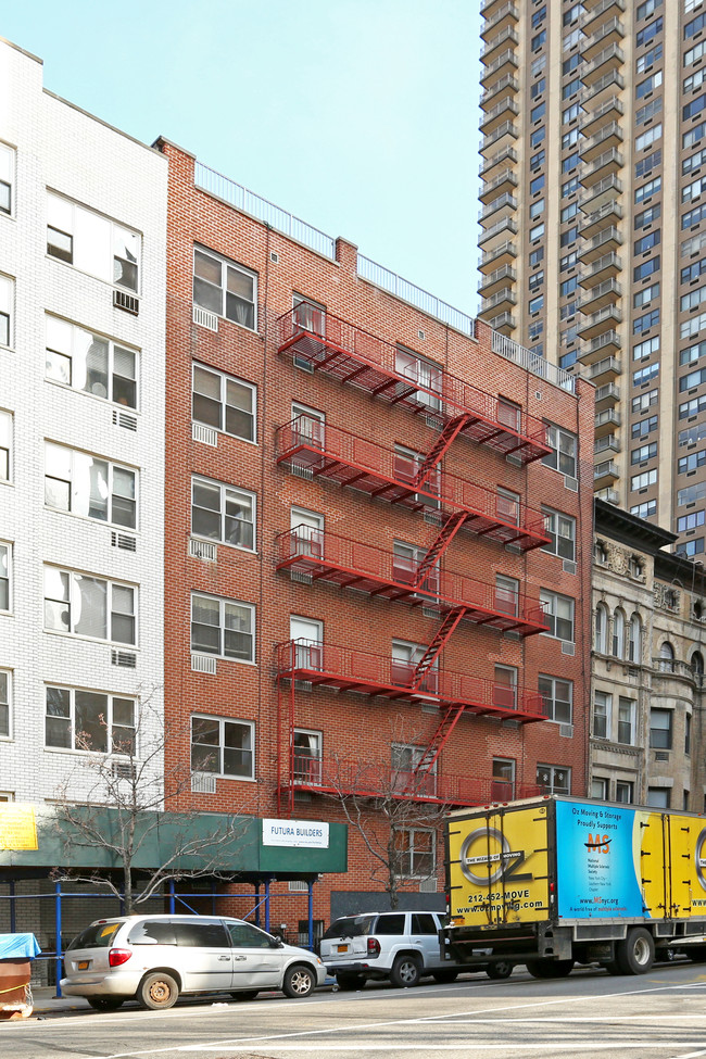 225 W 70th St in New York, NY - Building Photo - Building Photo