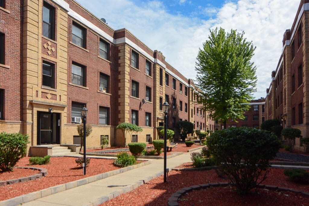 822 W Waveland Ave in Chicago, IL - Building Photo