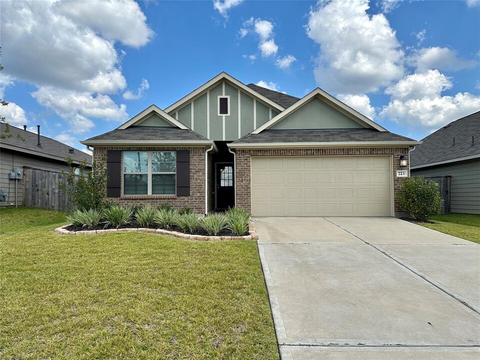 723 Larkspur Shadow Dr in Magnolia, TX - Building Photo