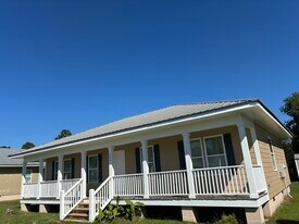 709 Union St in Bay St. Louis, MS - Building Photo