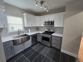 492A Cornell Ave in Rockville Centre, NY - Building Photo