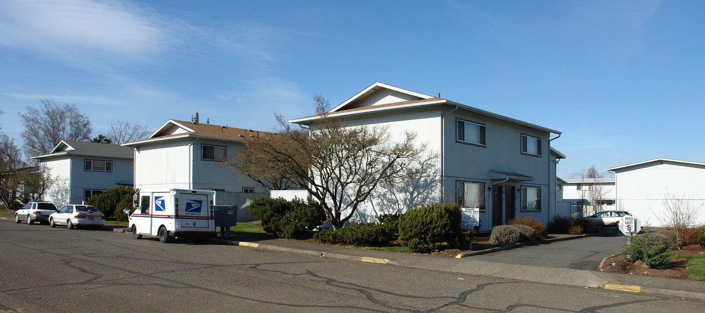 Mckenzie Townhouses in Eugene, OR - Building Photo