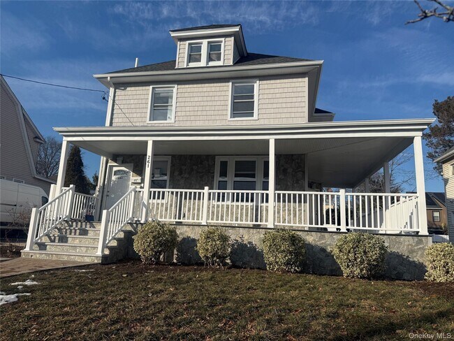 261 Wilson Ave in Westbury, NY - Building Photo - Building Photo