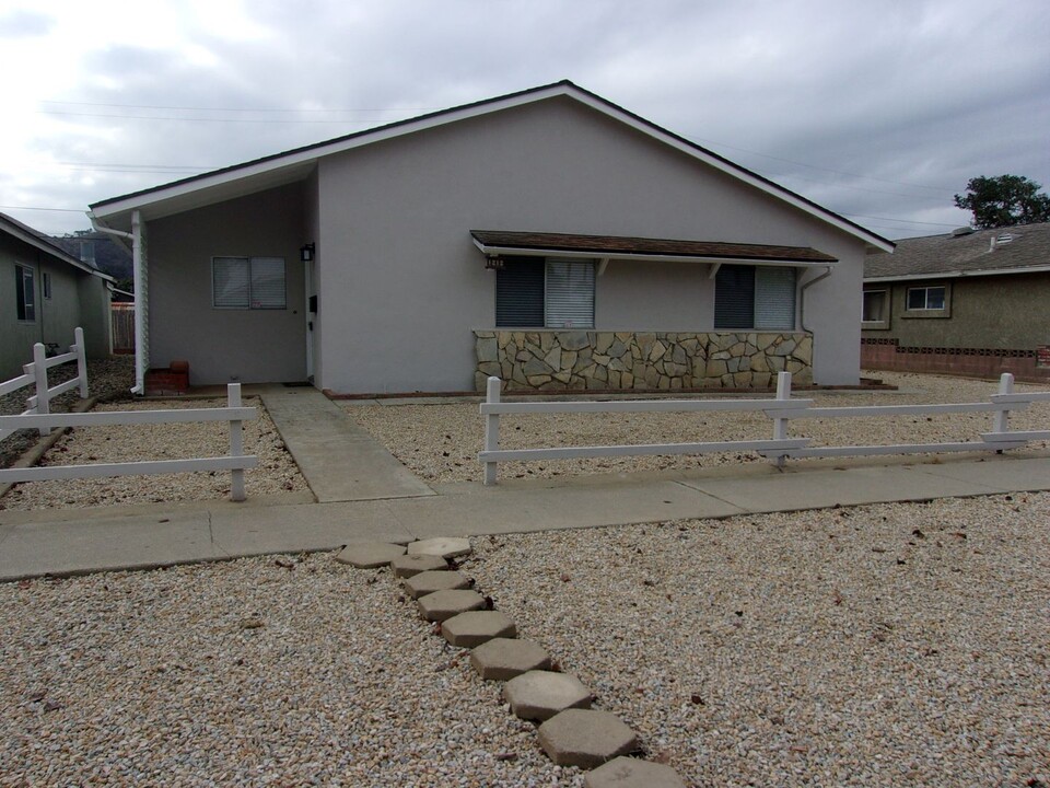 1212 E Chestnut Ave in Lompoc, CA - Building Photo