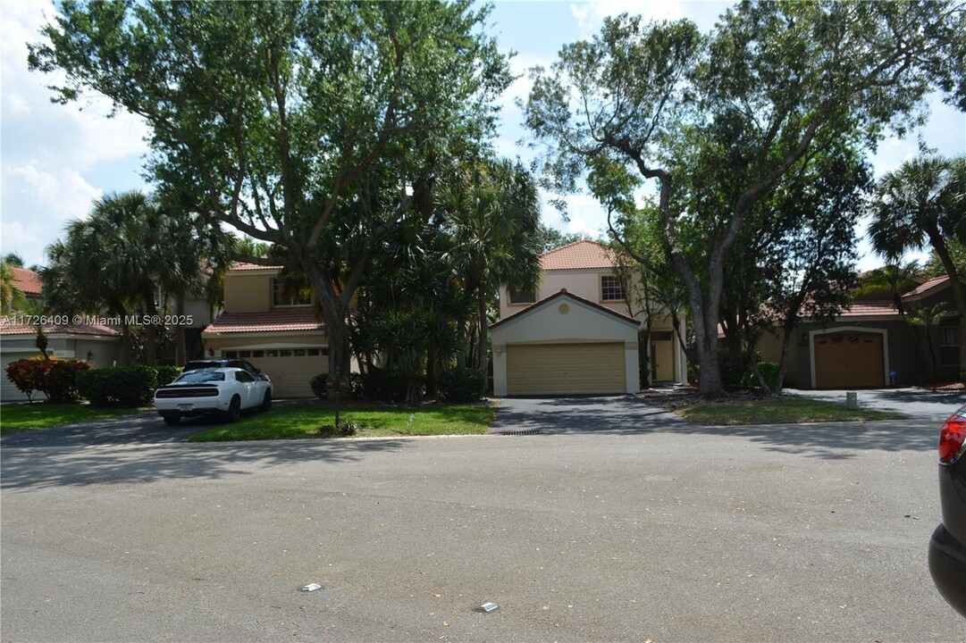 10860 NW 10th St in Plantation, FL - Building Photo