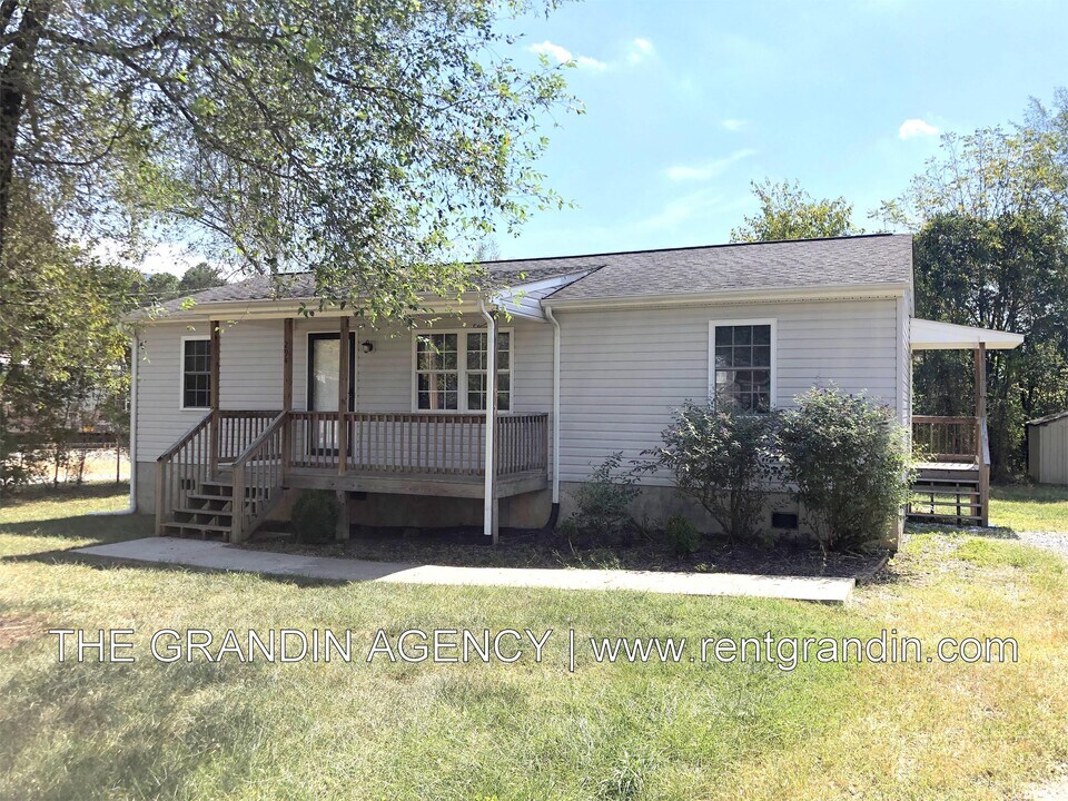 294 1st Ave in Cloverdale, VA - Building Photo