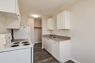 Valleyview Manor in Red Deer, AB - Building Photo - Building Photo