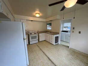 1456 SE Pine St in Roseburg, OR - Foto de edificio - Building Photo