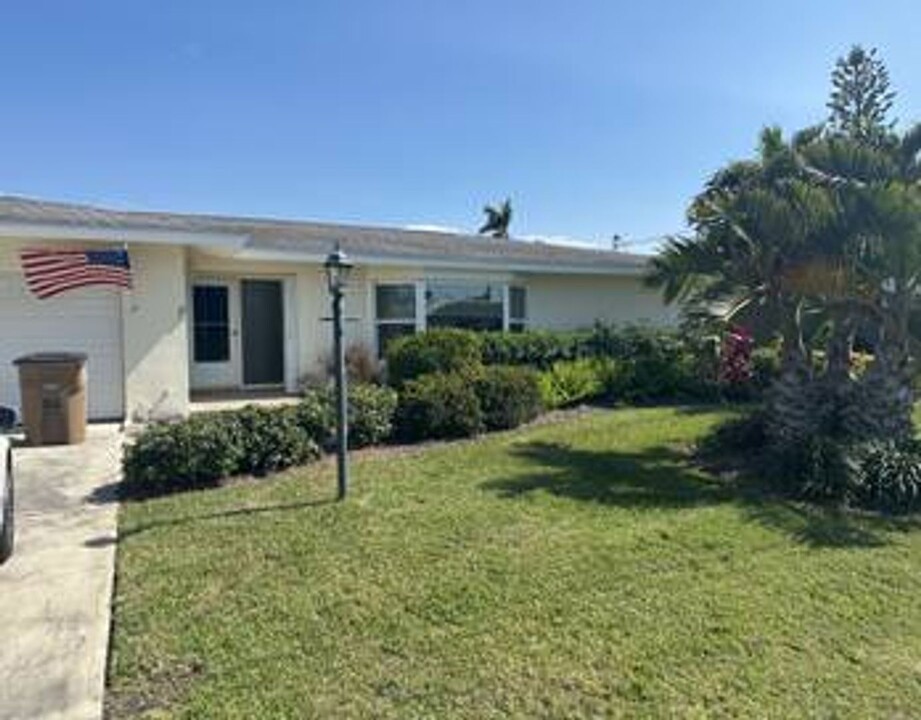 5609 De Soto Ct in Cape Coral, FL - Building Photo