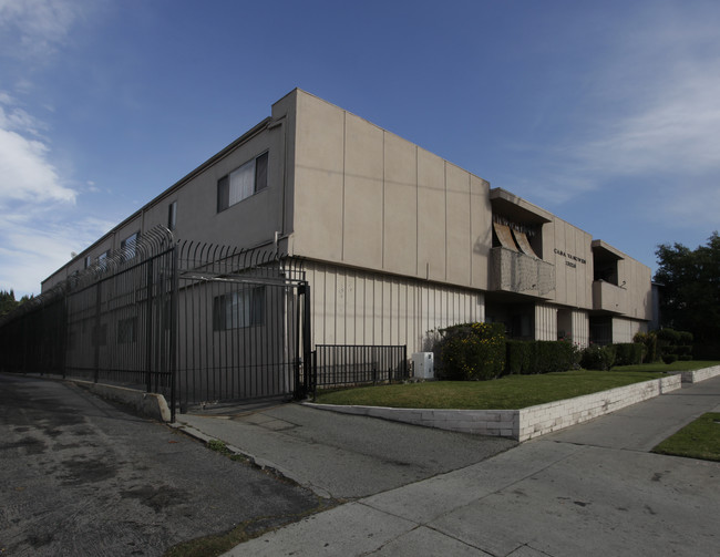 Chateau Vanowen Apartments in North Hollywood, CA - Building Photo - Building Photo