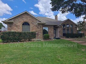 1228 Shawnee Trail in Carrollton, TX - Building Photo