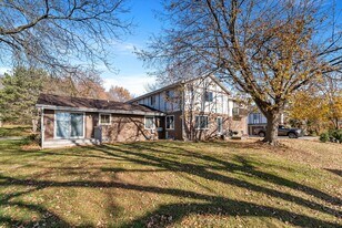 N20W5343 Pierce Ct in Cedarburg, WI - Building Photo