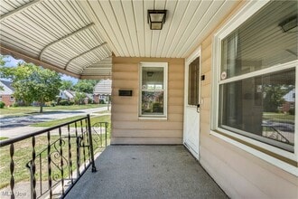 21871 Nicholas Ave in Euclid, OH - Foto de edificio - Building Photo