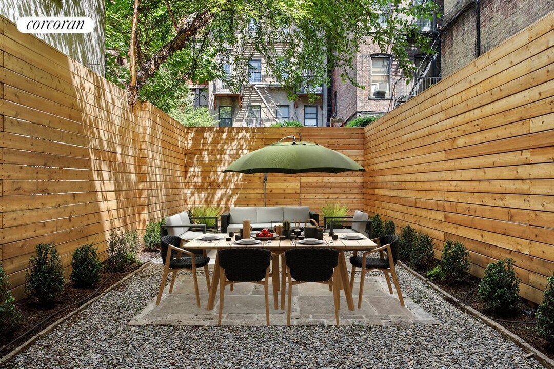 447 W 51st St in New York, NY - Building Photo