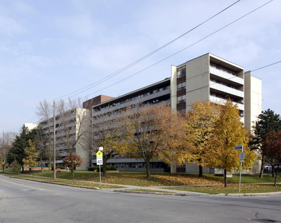 215 Gosford Blvd in Toronto, ON - Building Photo