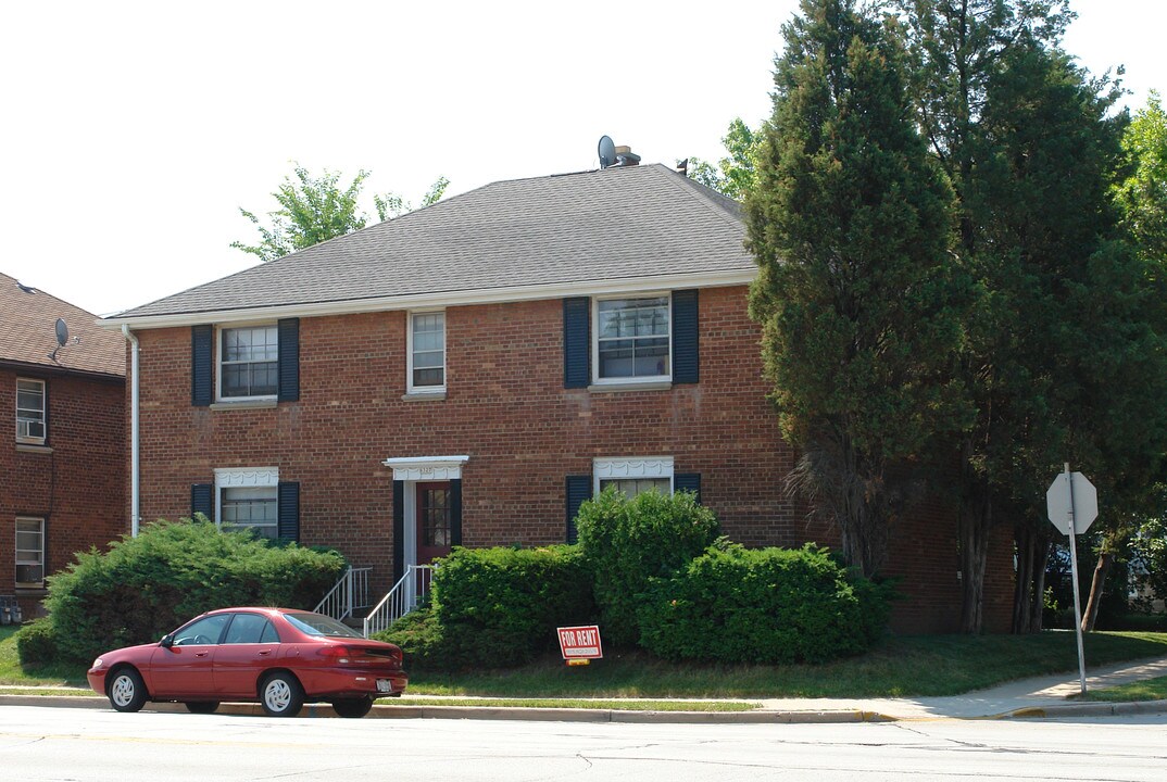 6327 W Lincoln Ave in Milwaukee, WI - Foto de edificio