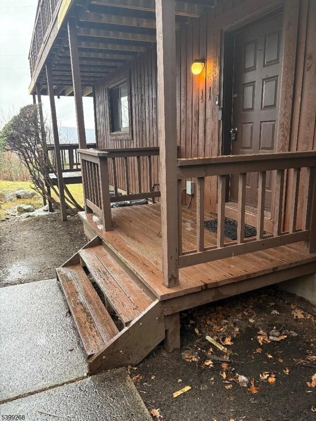 property at 7 Deer Valley Ln