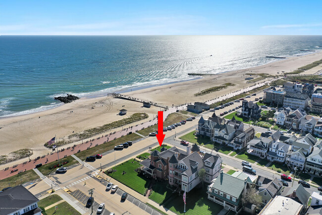 19 Ocean Ave N in Ocean Grove, NJ - Foto de edificio - Building Photo