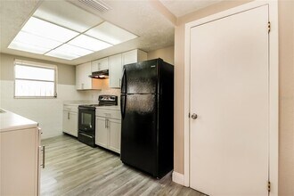 2105 Sugarbush Dr in Holiday, FL - Building Photo - Building Photo