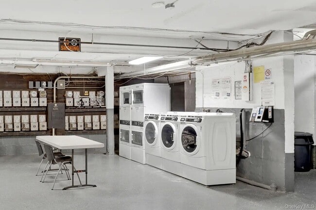 1 Ash Pl in Great Neck Plaza, NY - Building Photo - Building Photo