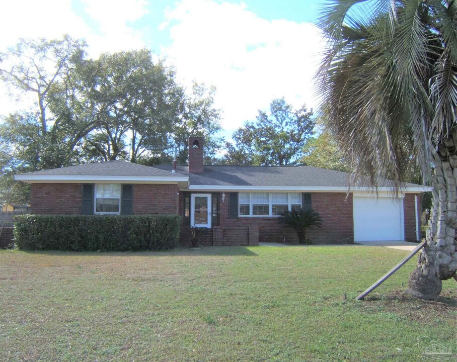 7955 Burstaff Rd in Pensacola, FL - Foto de edificio