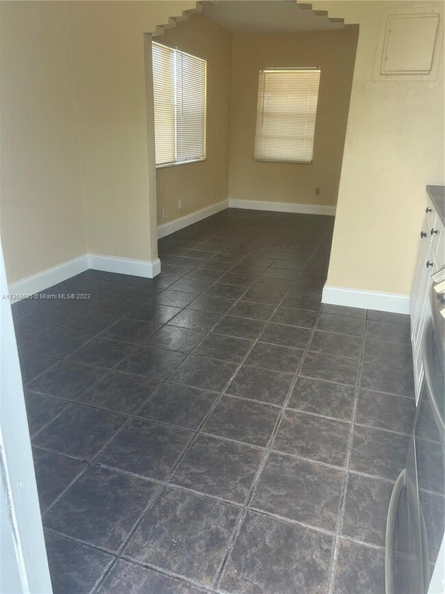 209 NW 10th St-Unit -1 in Hallandale Beach, FL - Foto de edificio - Building Photo