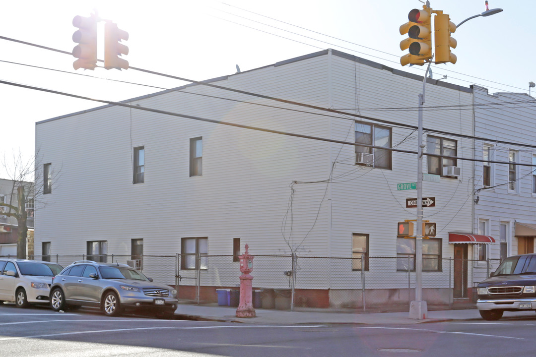 6401 Forest Ave in Ridgewood, NY - Foto de edificio
