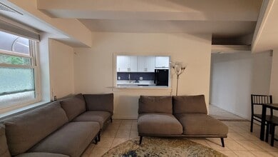 275 Maple Ave in Rockville Centre, NY - Building Photo - Building Photo