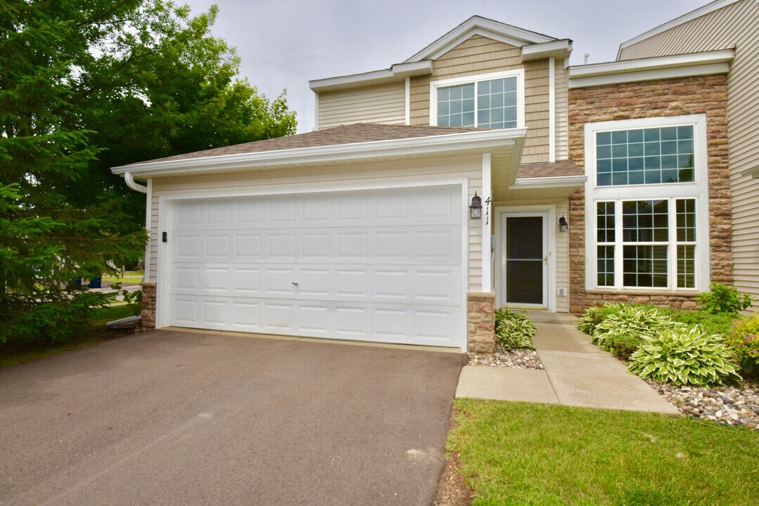 411 Wilderness Dr in Chaska, MN - Building Photo