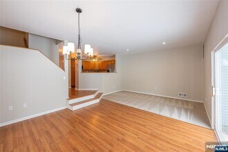 63 Hickory Way in Mount Arlington, NJ - Foto de edificio - Building Photo