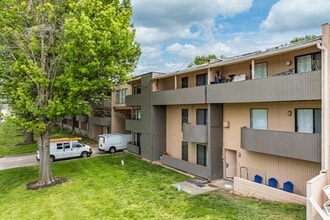 Pepper Tree Apartments in Springfield, MO - Building Photo - Building Photo