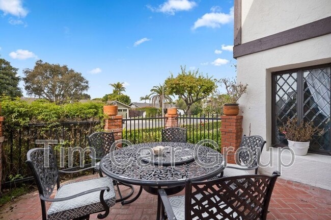 1300 Antigua Way in Newport Beach, CA - Foto de edificio - Building Photo