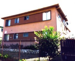 10222 S Dixon Ave in Inglewood, CA - Building Photo